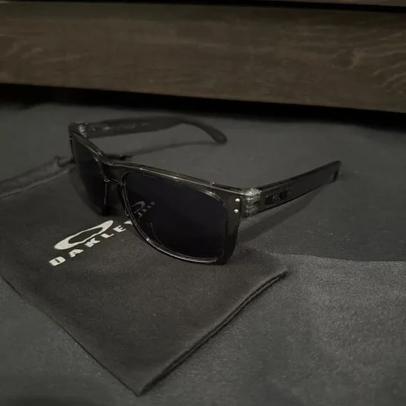 Oakley Holbrook Smoke Gray Polished Mens Sunglasses 9102 Black Lenses - Picture 2 of 8
